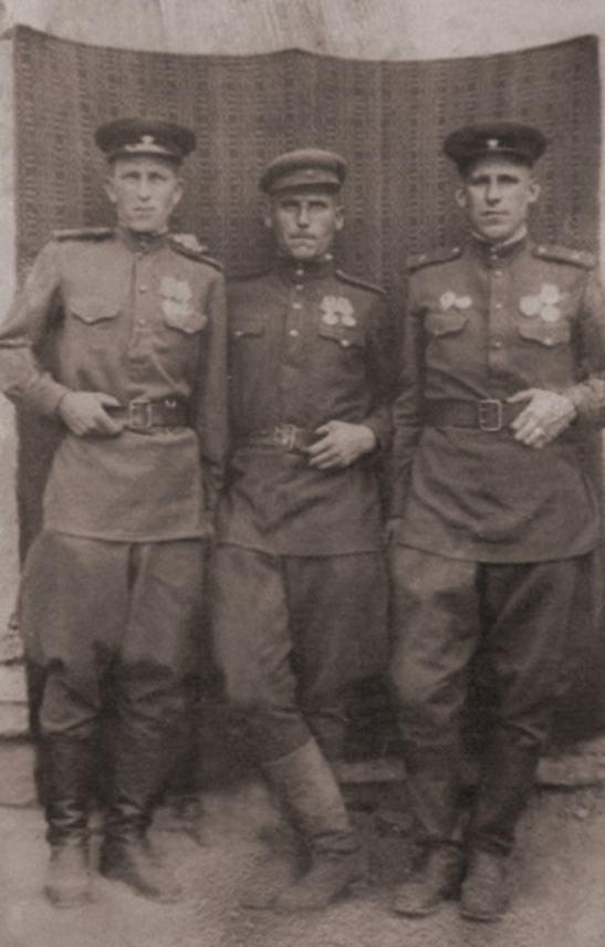 Манохин В.И. (слева), г. Бухарест, 05.06.1945 г. С оборотной стороны: «Память боевых друзей и товарищей вместе прошли большой путь Отечественной войны от гор. Калинина до гор. Риги и Бухареста, Румыния. 1.Катков М.А., старшина; 2.Манохин В.О. ст.сержант; Сычев А.Е. ст.сержант. 