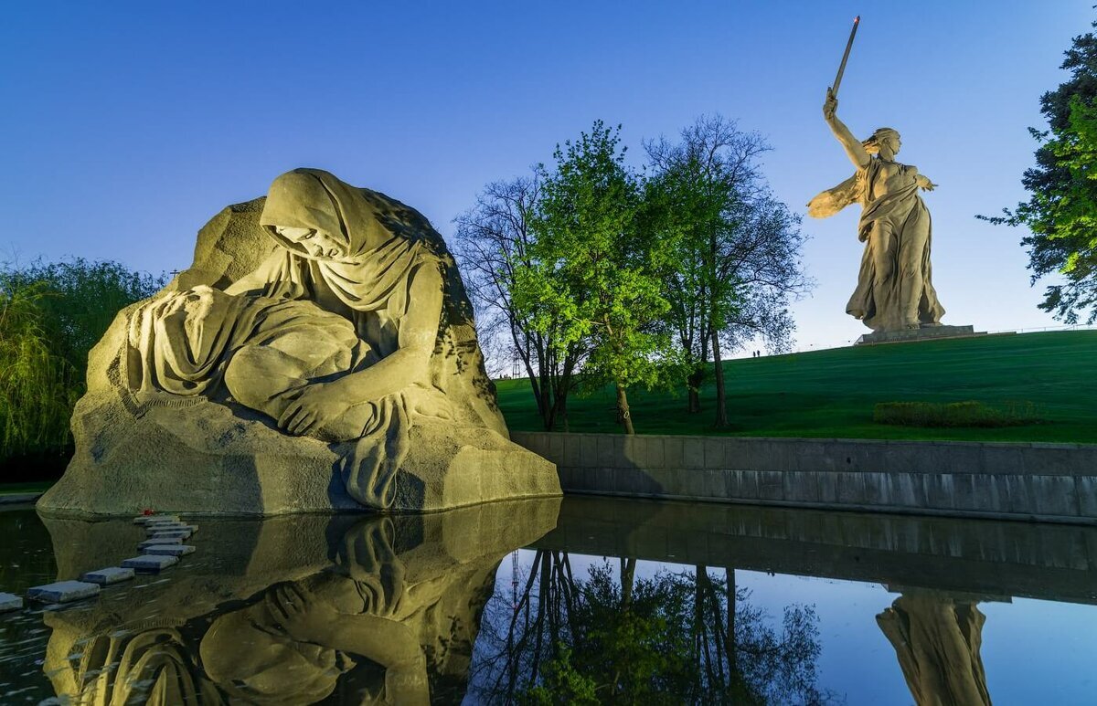 Мамаев Курган - центральная высота России, святое место для всего народа огромной страны. Именно здесь произошел коренной поворот в ходе Великой Отечественной войны. Созданный здесь памятник – монументальный и величественный ансамбль «Героям Сталинградской битвы» – сохранил на века историю об отваге и бесстрашии защитников Сталинграда в ходе ожесточенных боёв за город. Это один из самых монументальных памятников мира, а его история полна трагизма и волнения неотъемлемой части нашей истории, когда победа далась народу очень большими силами.