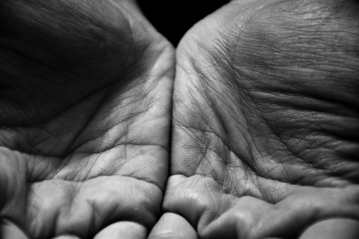 Фото рук. Рассказ «Греющая звезда». Photo by armina arhm on Unsplash (https://unsplash.com/photos/2L3piFQBf2s)