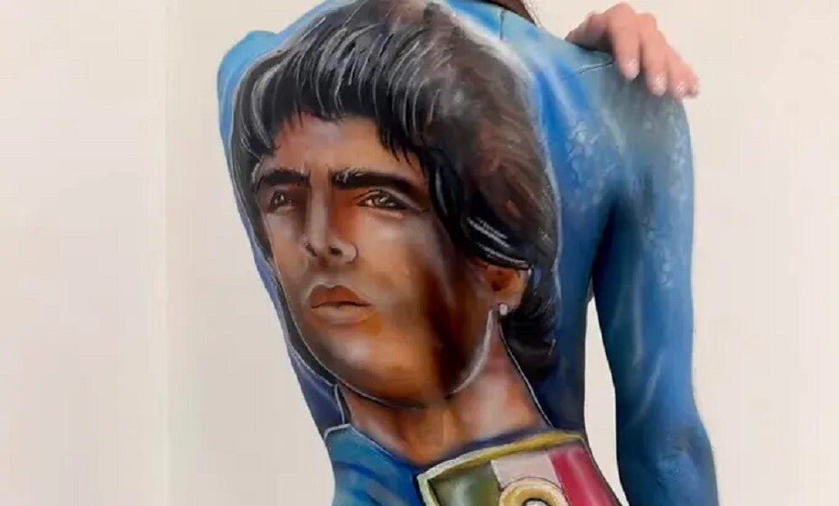    Кармен Каккавале выбрала боди-арт с лицом Марадоны. Фото: Социальные сети Кармен Каккавале