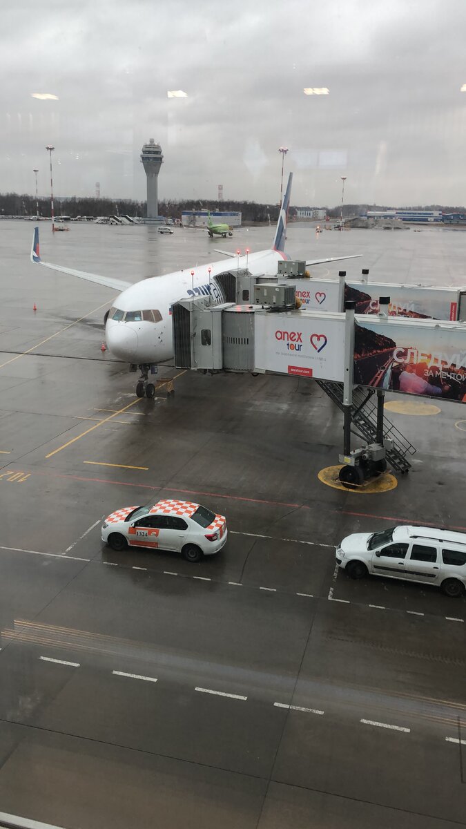 Летели анекс туром, полет был нормальный, кормили как обычно, путевка была в районе 200 на двоих+ с собой покет Мани. А забыл уточнить, в Индию нужна виза, на тот момент была около 6000 рублей.