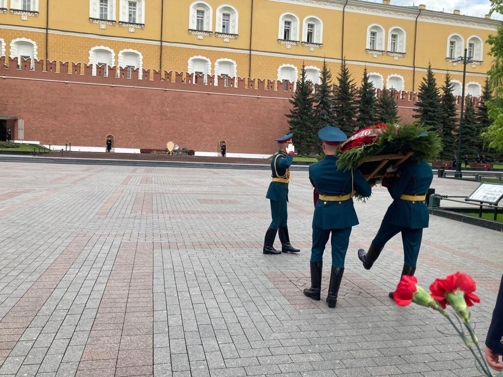 10 мая 2023 г. делегация Союза армян России возложила венки к Могиле Неизвестного Солдата у Кремлевской стены. Фоторепортаж. Видео