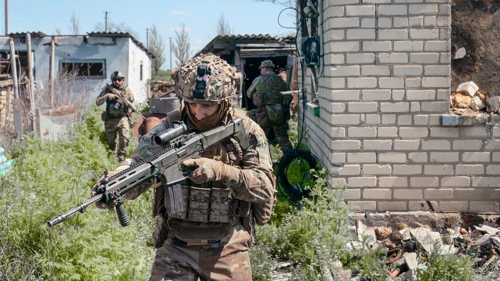 Солдаты разведывательного батальона тренируются в ранее оккупированном селе в Херсонской области © Johanna Maria Fritz/Ostkreuz für DIE ZEIT