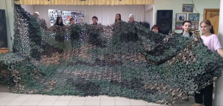    Оренбургские волонтеры плетут массети, шьют костюмы для снайперов и вяжут подшлемники Марина Шарт