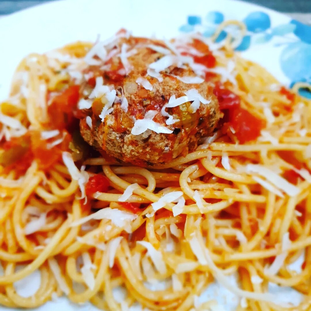 Основное блюдо из "меню на обед" - мясные фрикадельки с добавлением разнообразных овощей - тушатся в томатном соусе и подаются со спагетти.