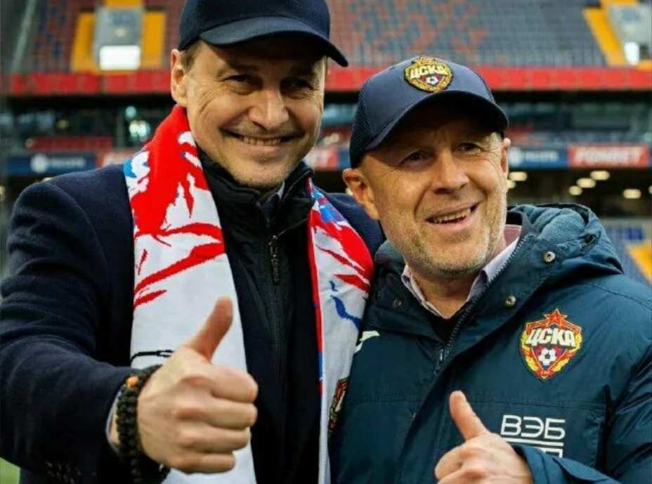    Главные тренер ЦСКА Сергей Федоров и Владимир Федотов пообщались друг с другом. Фото: Соцсети КХЛ