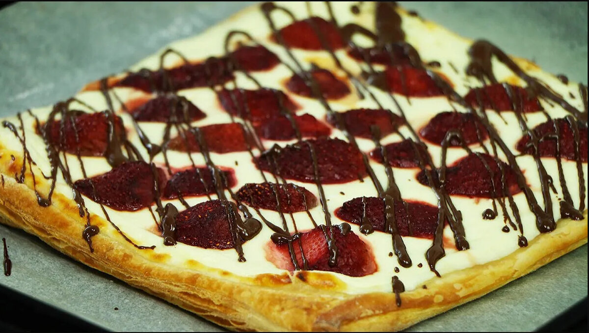 Слоеный пирог с творогом и клубникой