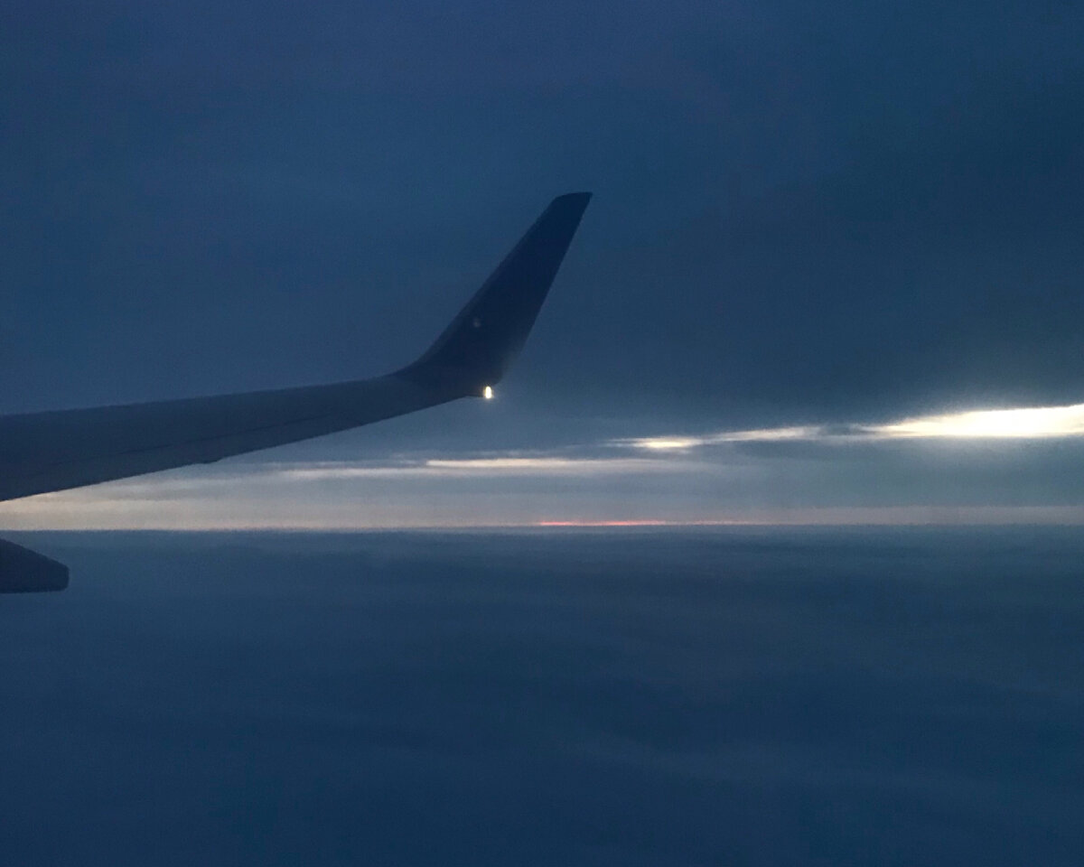 Земля в иллюминаторе не видна)