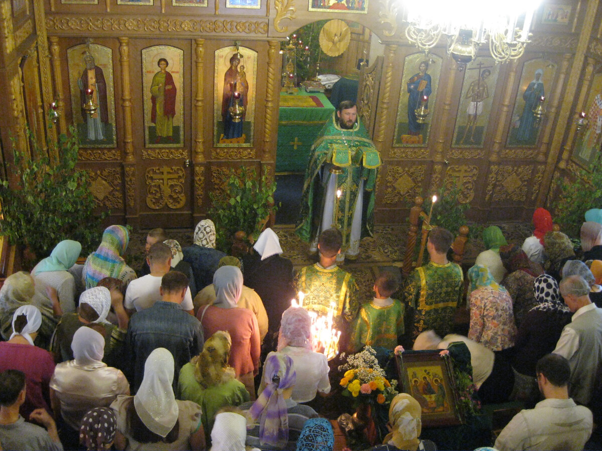 Великий вход во время праздничной литургии; 23 июня 2013 г.