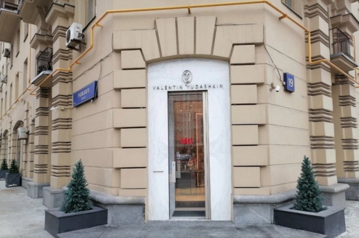    В модном доме Юдашкина опровергли слухи об аресте счетов из-за долгов