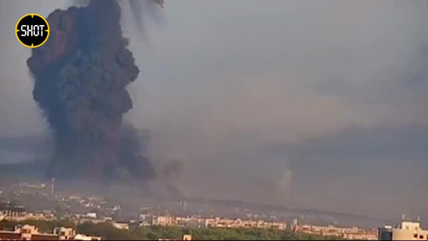 Момент взрыва на территории завода "Катион". Видео © T.me / SHOT