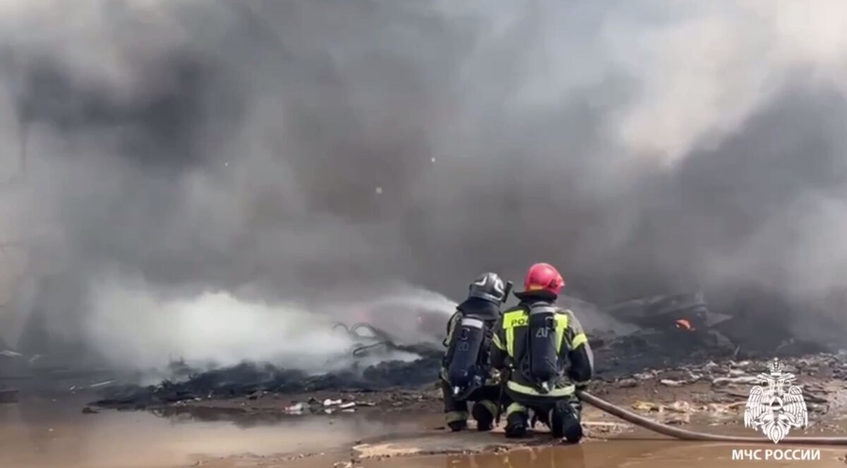    Борьба с пожаром в ангаре на юго-востоке Москвы Кадр из видео. МЧС России