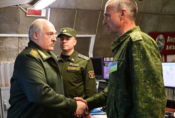    Александр Лукашенко во время посещения командного пункта