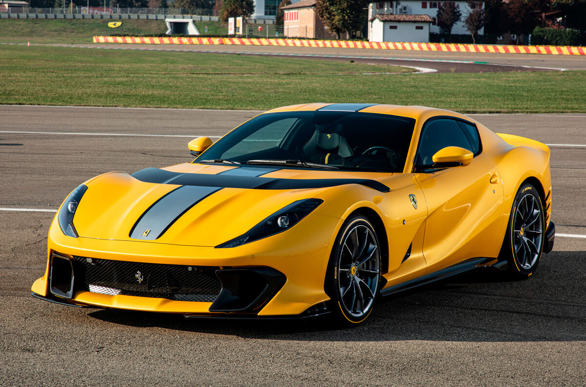    ### Ferrari 812 Competizione Это не просто «подогретая» Superfast, а комплексно улучшенный монстр в форм-факторе лимитированного купе и тарги. Двигатель нафарширован облегченным коленвалом, титановыми шатунами и прочими новыми компонентами. Модифицированы головки блока цилиндров. Мощность увеличена до 830 л.с., а отсечка сдвинута к фантастическим 9500 об/мин. Аэродинамика переосмыслена. Например, задний диффузор больше, заново вылеплены воздухозаборники в передних крыльях. Интегрировано более совершенное полноуправляемое шасси с индивидуальными актуаторами задних колес. Ускорение до 100 км/ч за 2,85 секунды, на уровне Superfast, но к 200 км/ч Competizione подлетает за 7,5 секунды, на 0,4 секунды быстрее. Максималка свыше 340 км/ч.   
Ferrari