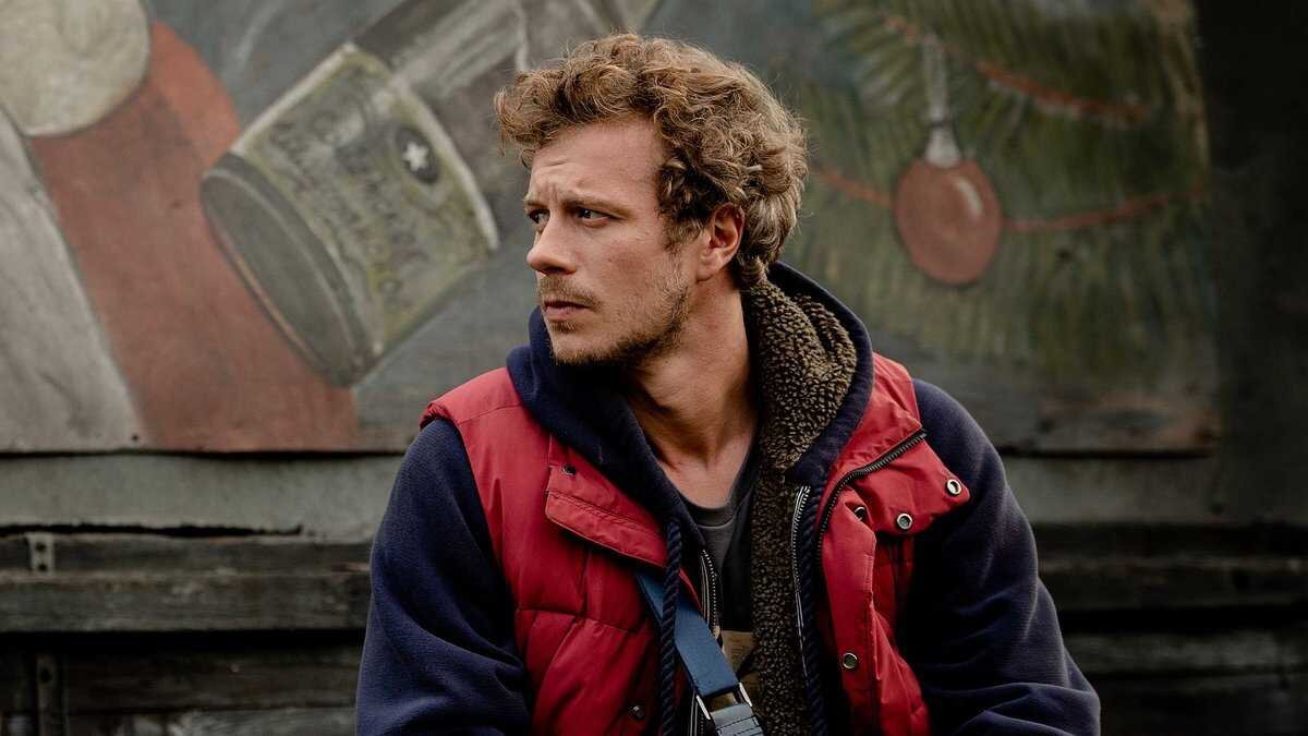 f7a8e9eadf87f4b24a1c28fafa552e82.jpeg Фото взято из открытых источников. Кадр из сериала "Топи"