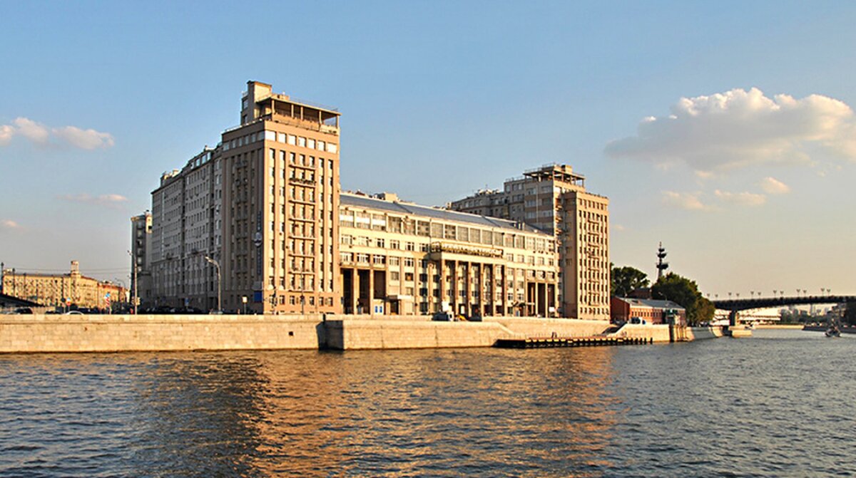 Дом на набережной