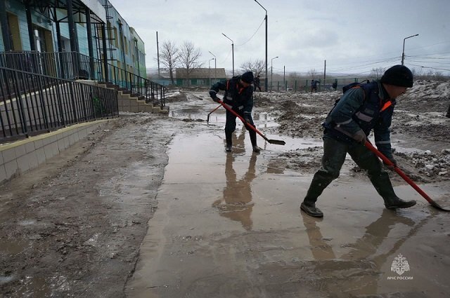    Пепел убирают вручную. Фото: Администрация Усть-Камчатского муниципального района