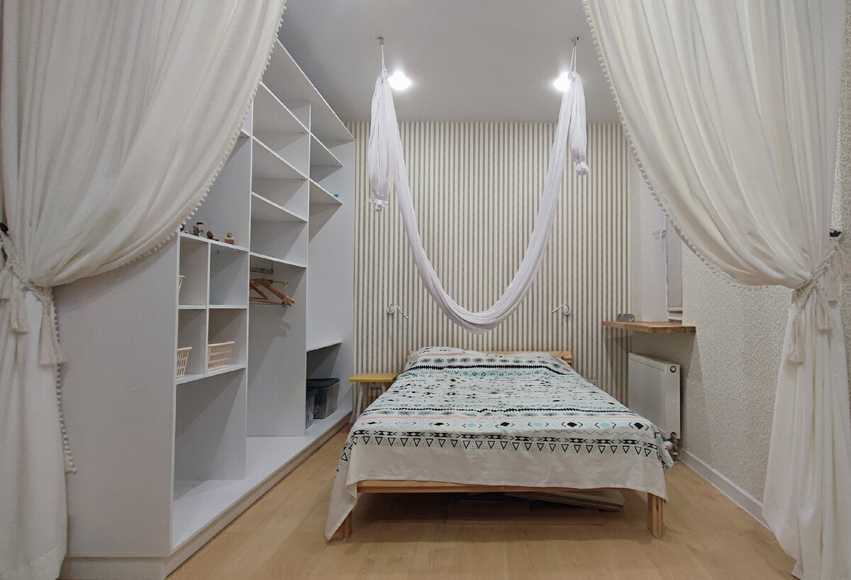 Гамак для аэройги над кроватью.