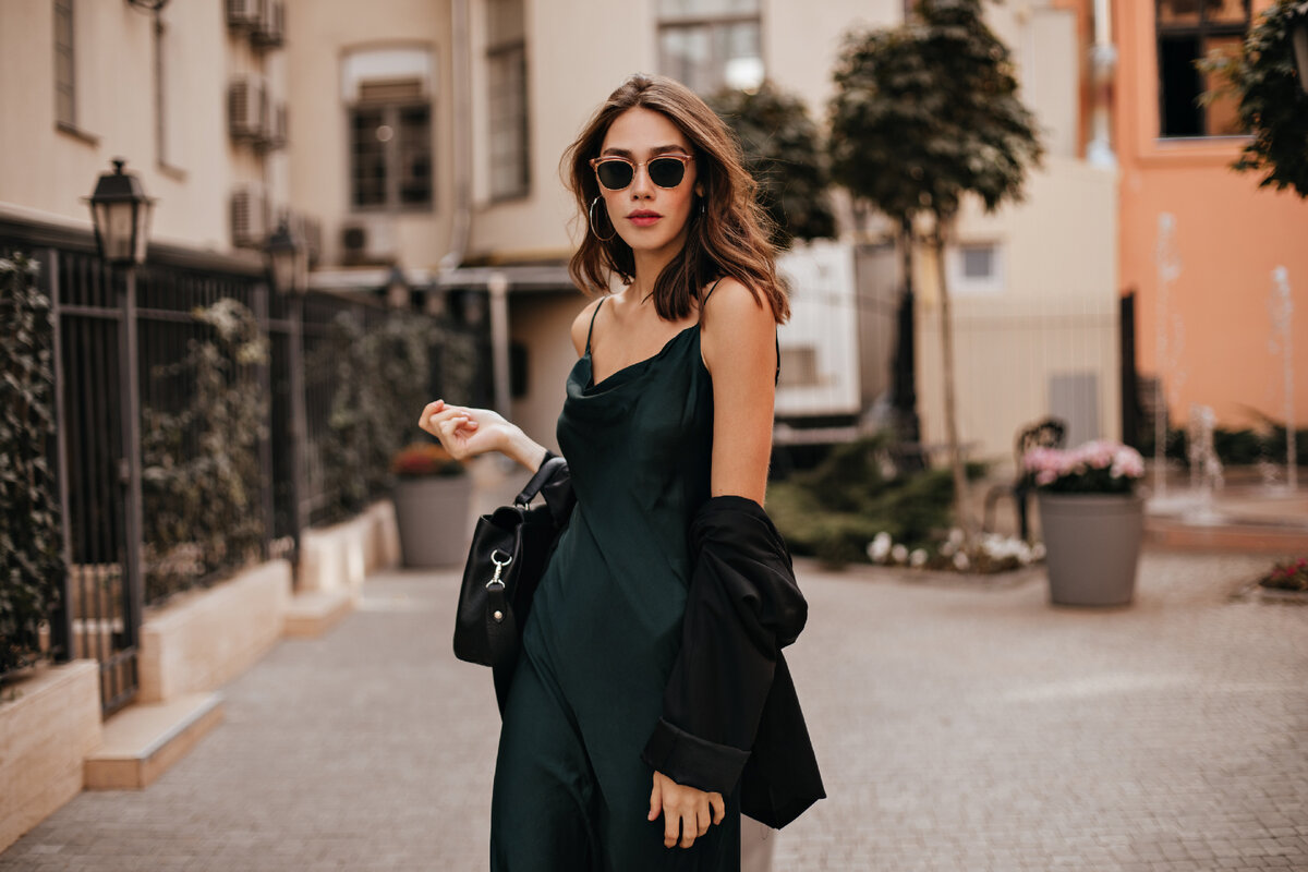 <a href="https://ru.freepik.com/free-photo/fashionable-pale-brunette-in-long-green-dress-black-jacket-and-sunglasses-standing-on-street-during-daytime-against-wall-of-light-city-building_16179761.htm#query=%D1%81%D1%82%D0%B8%D0%BB%D1%8C%D0%BD%D0%B0%D1%8F%20%D0%B4%D0%B5%D0%B2%D1%83%D1%88%D0%BA%D0%B0&position=3&from_view=search&track=ais">Изображение от lookstudio</a> на Freepik