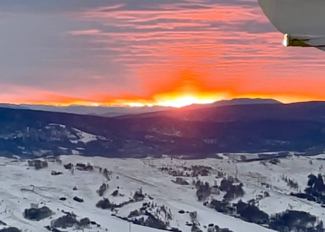 Рассвет на горами Алтая, снято из иллюминатора самолета. Рейс Москва - Горно-Алтайск