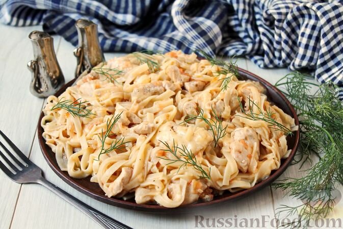 лапша, куриное филе, помидоры, сыр твёрдый, лук репчатый, масло сливочное, соль, перец чёрный молотый, паприка молотая