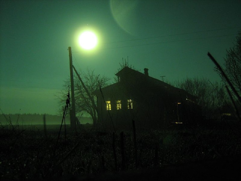 День и ночь деревня. Лунная ночь в деревне. Ночная деревня. Луна над домами. Ночь деревня Луна.