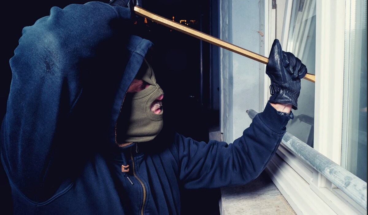 Вор-домушник. Иллюстрация. Источник фото mail.ru