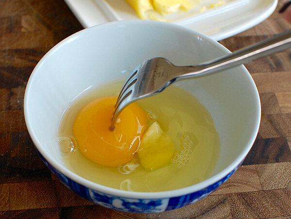 Рецепт для тех, кто любит есть на завтрак яичницу или одно яйцо на тосте. А также для тех, кому лень вынуть сковороду и пожарить яйцо.-5