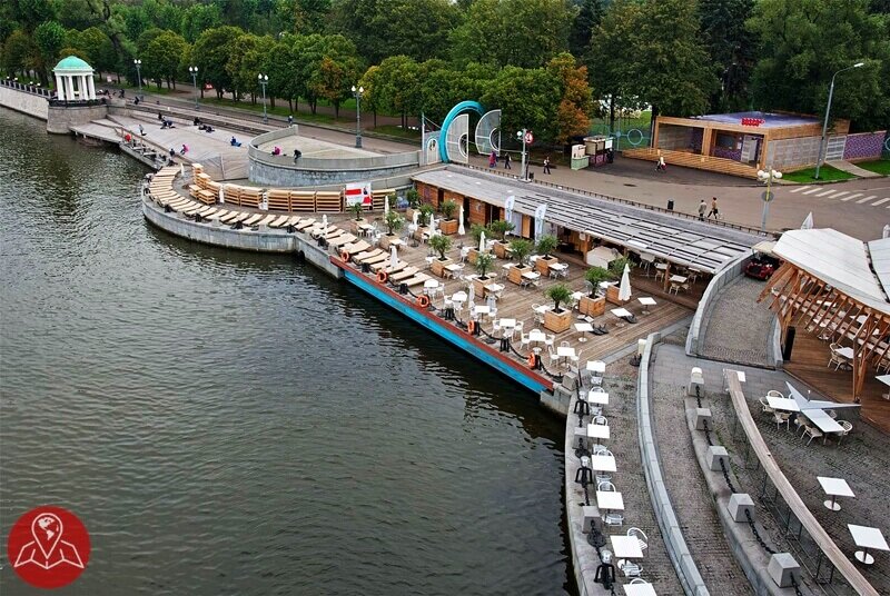 Пляж в москве где можно. Оливковый пляж парк Горького. Кафе пляж парк Горького. Пляж парк Горького Москва. Оливковый пляж в парке Горького ресторан