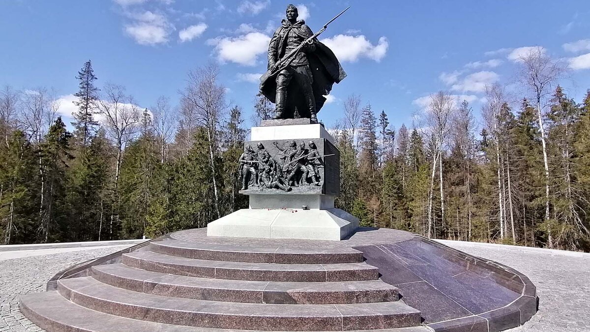Памятник погибшим при защите Отечества на трассе М-11