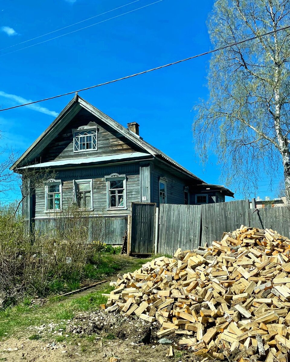 Деревенский домик около усадьбы