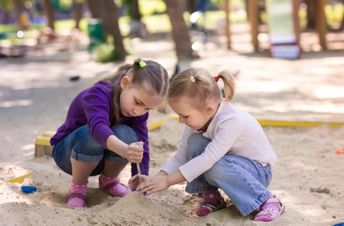 Children more. Дети играющие в песочнице. Дети играющие на детской площадке. Девочка в песочнице. Девочка на детской площадке.