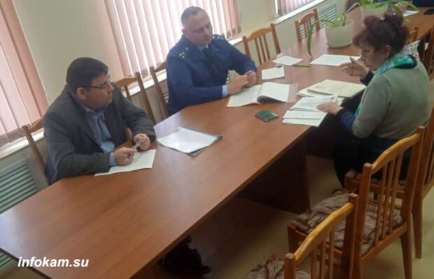    На личном приёме по вопросам ЖКХ в Камышинской городской прокуратуре (фото Петра Баранова)