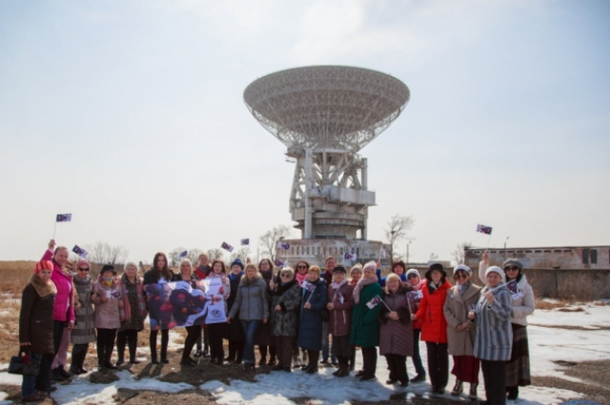    Памятное фото на фоне антенны П-2500.