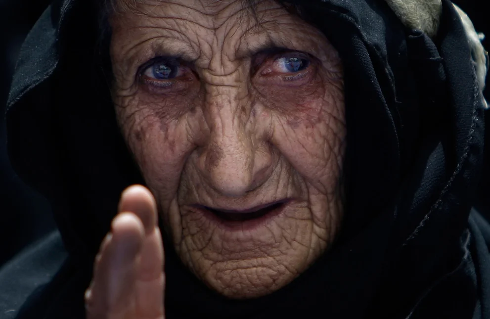 Старые бабки ведьмы. Слепая бабушка.