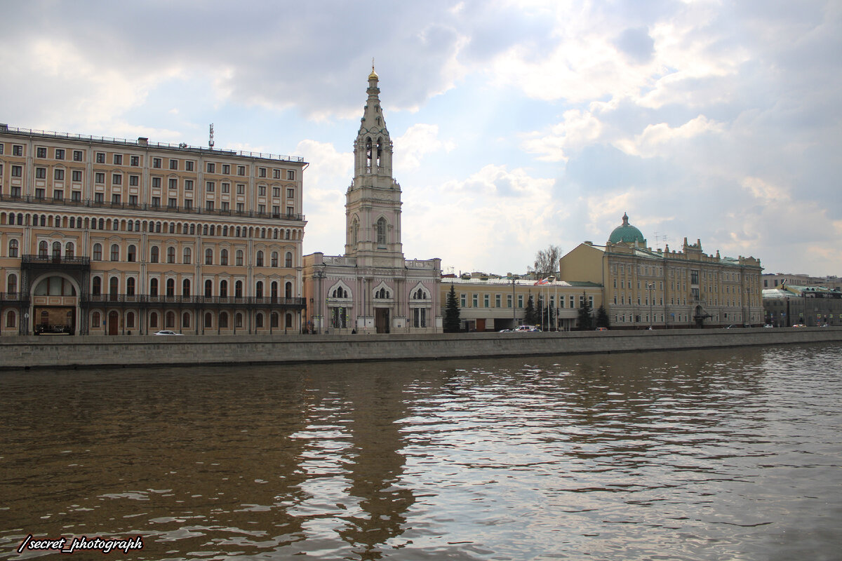 Софийская набережная и колокольня храма Софии Премудрости Божьей. Вид с Кремлевской набережной