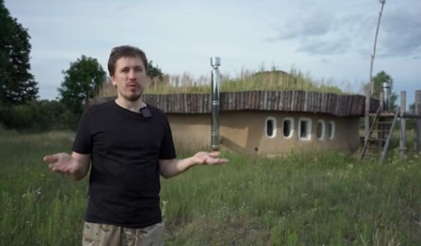 Так выглядит глиняный дом летом