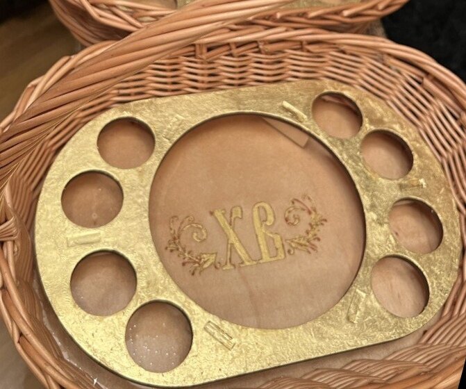 Пасхальная корзинка с позолоченной подставкой для кулича и яиц. Фото автора