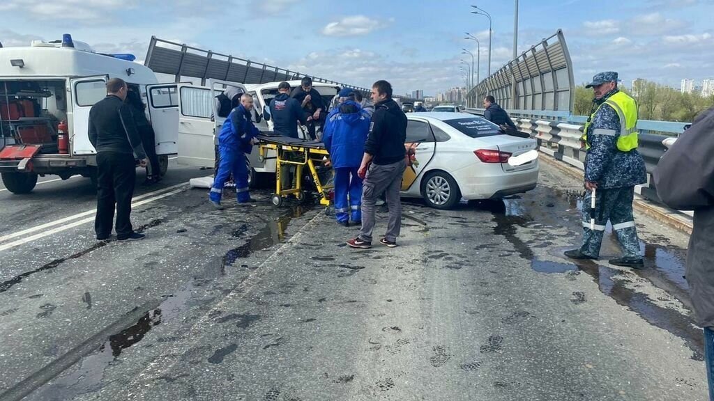     В Волгограде накануне на мосту через Волгу столкнулись две легковушки и микроавтобус. В результате аварии пострадали шесть взрослых и один ребенок, сообщает региональное ГУ МВД.
