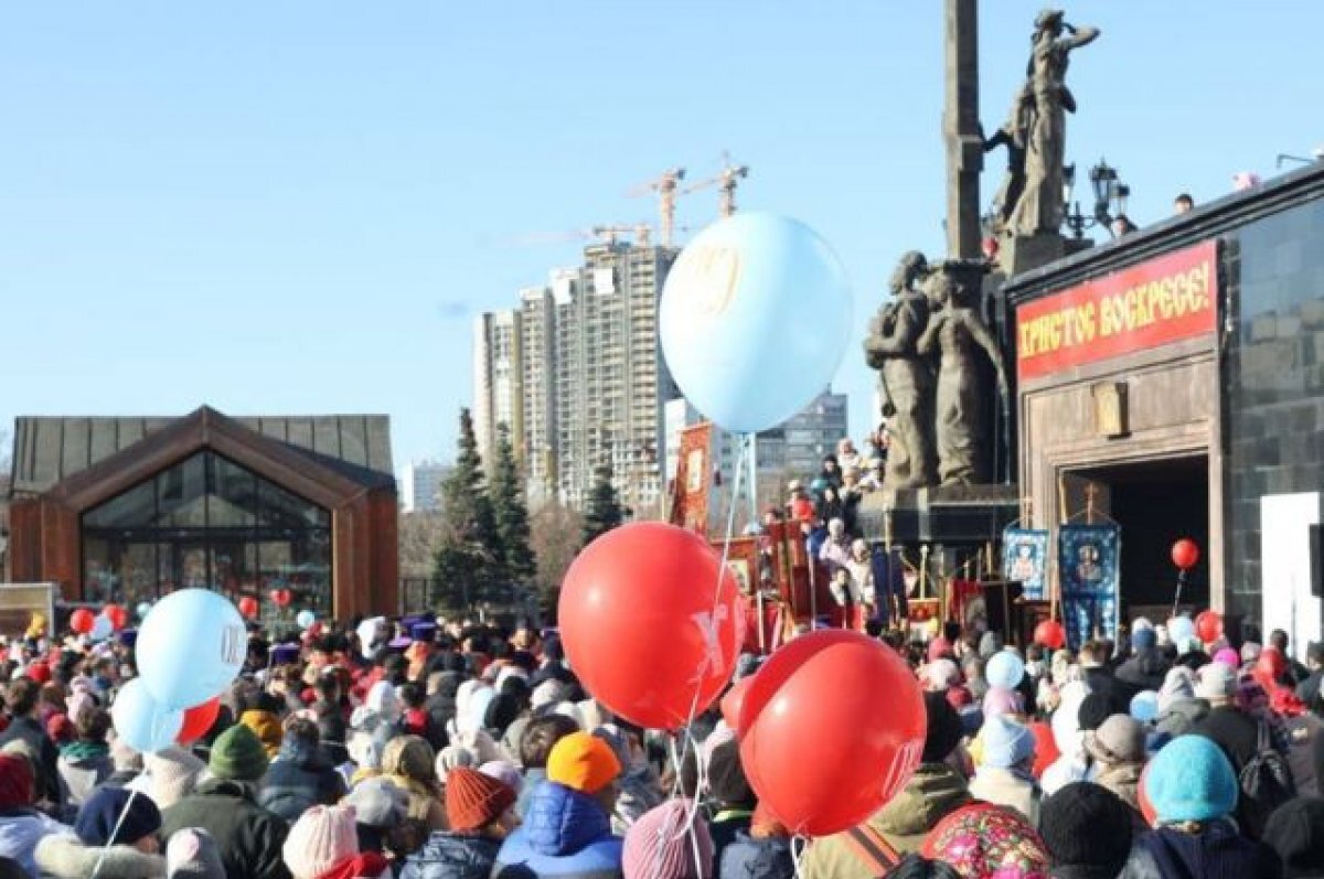    Верующие прошли Пасхальным крестным ходом по улицам Екатеринбурга