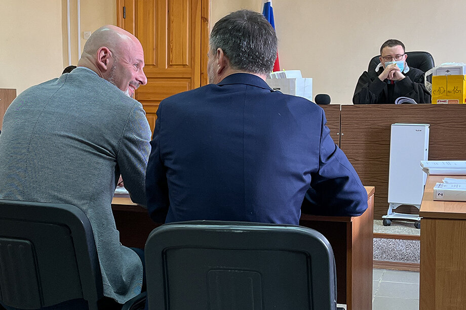 17 апреля 2023 года. Экс-глава правового направления корпорации «ВСМПО-Ависма» Артём Кисличенко (слева) во время слушания дела в Верхнесалдинском райсуде Свердловской области. Фото: Игорь Лесовских/Octagon.Media