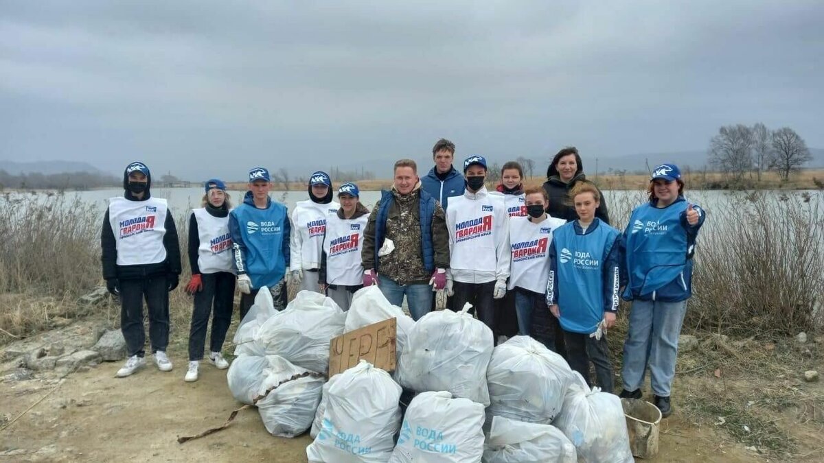     В Артёмовском городском округе развернулись активные и масштабные работы по приведению в порядок общественных территорий. В частности - берегов рек и водоёмов.
