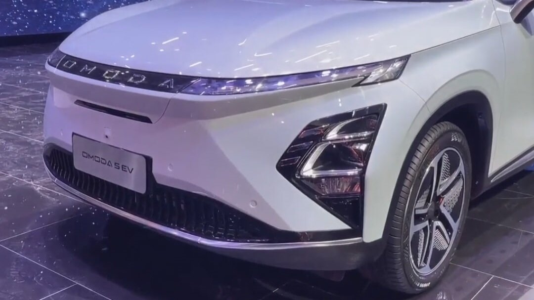 На фото из соцсети: электрический кроссовер Omoda 5 EV 