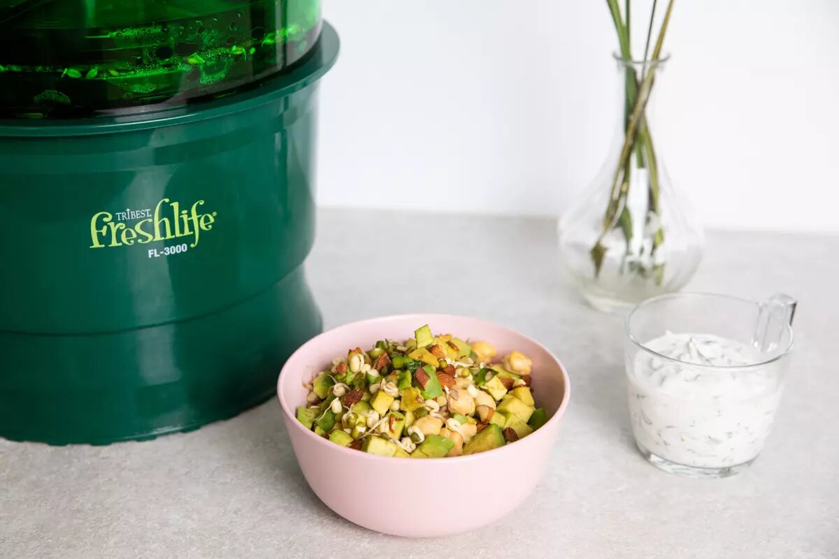 Салат с проростками, миндалём и авокадо богат витаминами и ценными веществами