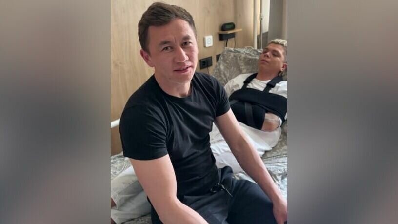     Несмотря на озвучнный диагноз у артиста остались силы улыбаться.