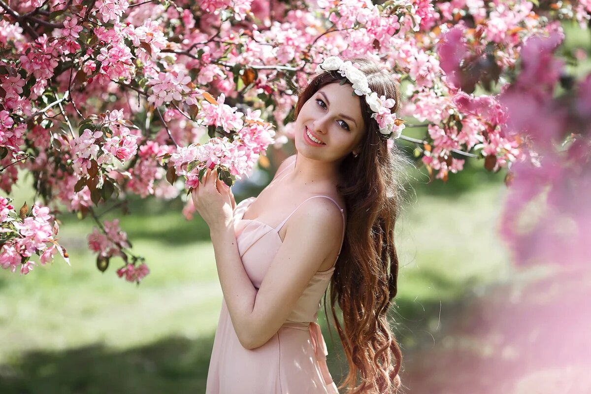 Фото в цветущей вишне девушки