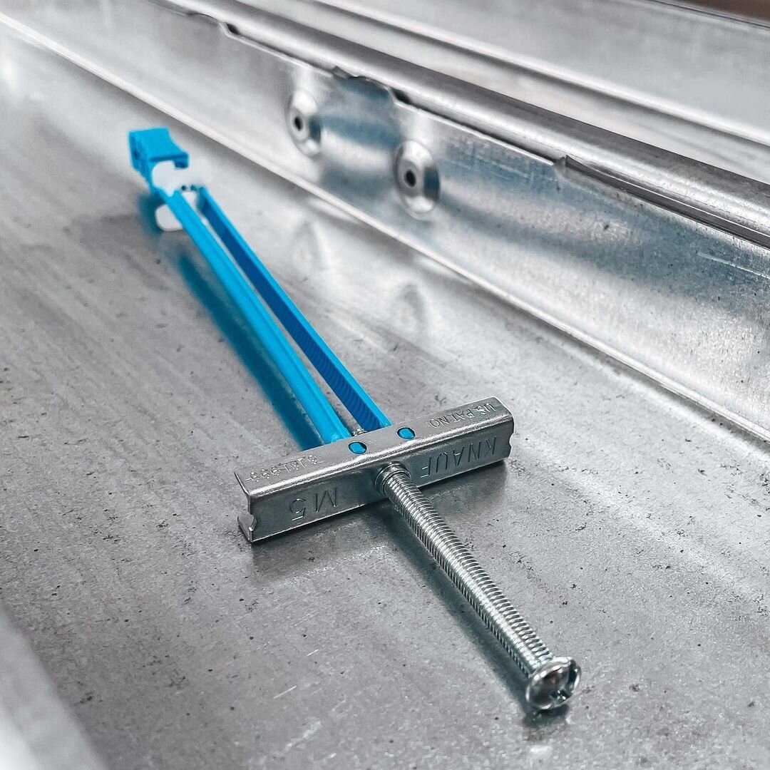 🎹Как быть, если вам всё-таки нужно повесить рояль (или что то тяжелое) на стену в каркасном доме? 
🙈Для этого вовсе не обязательно строить  кирпичный/блочный дом, есть специальный дюбель для каркасных стен - КНАУФ-Хартмут 

💪Он выдержит нагрузку:
- для стен -  до 55 кг на дюбель
- для подвесных потолков: до 6 кг на дюбель.

Монтаж простой и понятный, как и технология ЛСТК.