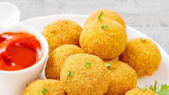    Рецепт сырных шариков в хрустящих чипсах без обжаривания во фритюре Ирина Петрова