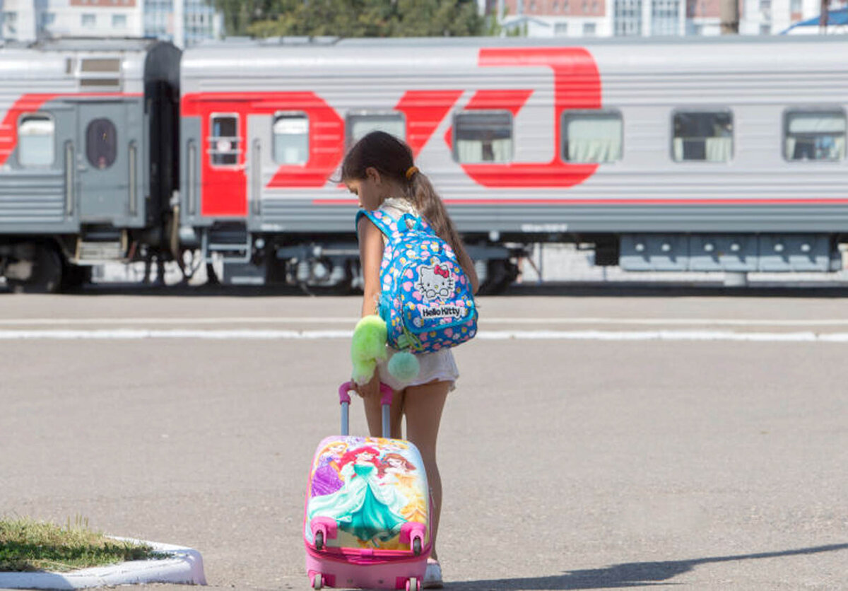 Ржд дети до 17 лет. Поезда для детей. Школьники смогут путешествовать на поезде. Дети в электричке. Путешествие на поезде летом для детей.