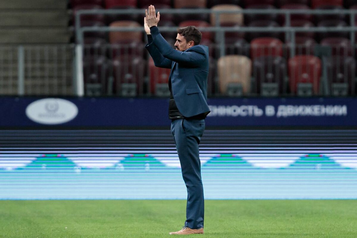 Главный тренер "Торпедо" Пеп Клотет не всегда находит правильное применение своим рукам. Фото torpedo.ru